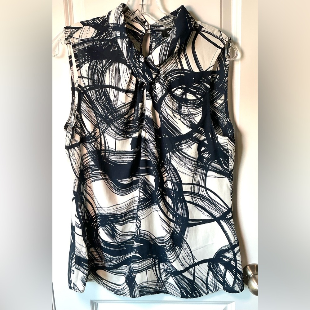 DKNY Blouse/Top/Tank. Sleeveless. Navy Blue & White Geometric Print. Sz Medium